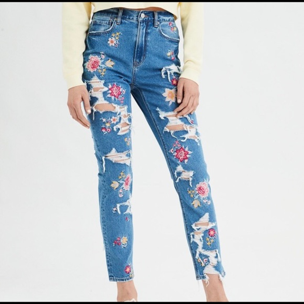 Beautiful American Eagle embroidered and ripped mom jeans